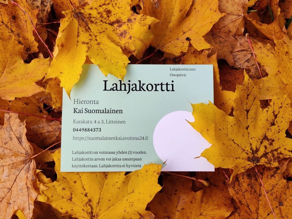 Hieronta Kai Suomalaisen vaaleanvihreä lahjakortti syksyisillä vaahteranlehdillä.